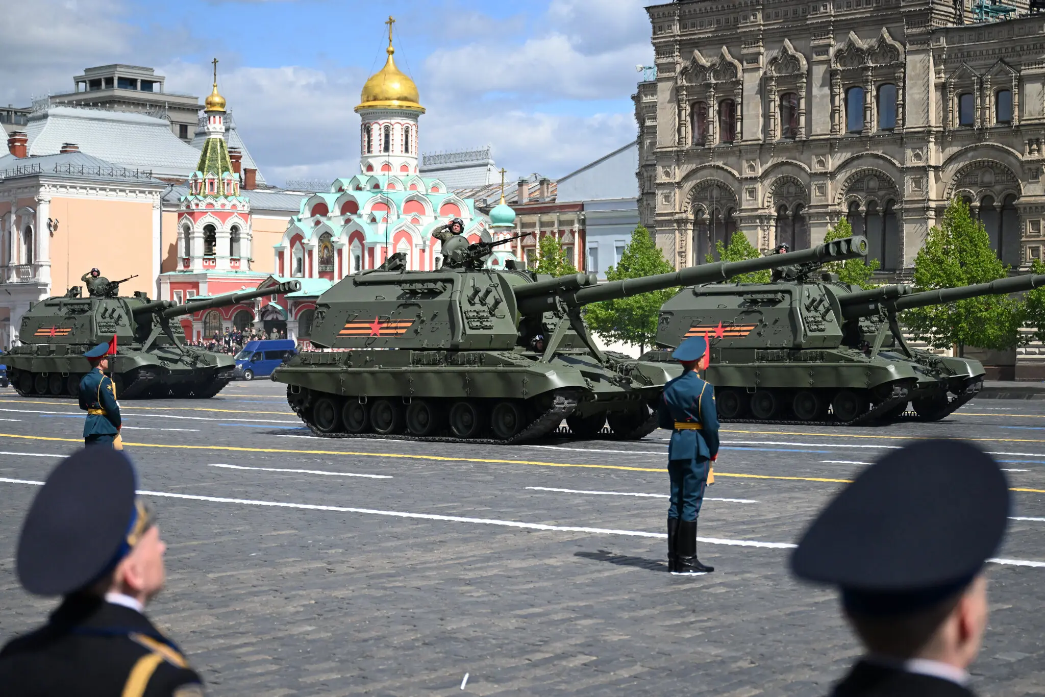 Під час параду була продемонстрована військова техніка, зокрема деякі бронетехніки Росії, що використовувалися під час вторгнення в Україну.